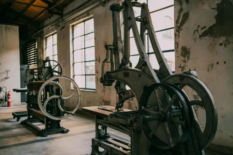 Threads of Revolution: The Immigrant Cobbler Who Mechanized America